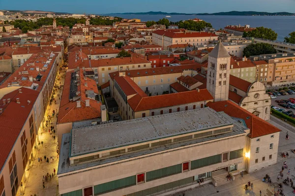 Hırvatistan 'ın Zadar kentindeki Sait Marija arkeoloji müzesi ve kilisesinin günbatımı hava manzarası