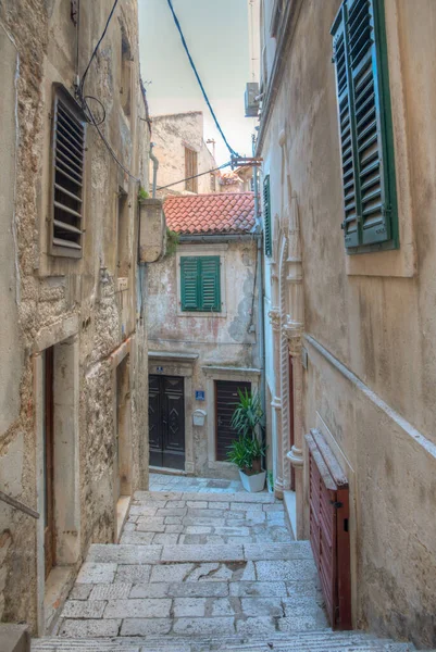 Hırvatistan 'ın eski Sibenik kentinde eski dar bir sokak
