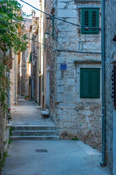 Hırvatistan 'ın eski Sibenik kentinde eski dar bir sokak