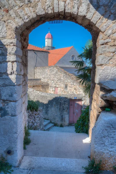 Hırvatistan 'ın Sibenik kentinde dar bir sokaktan kilise kulesi görülüyor
