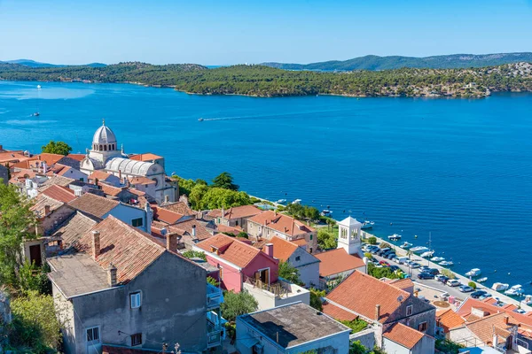 Hırvatistan 'ın Sibenik kentindeki Krka nehrinin kıyısındaki Saint James katedralinin hava manzarası