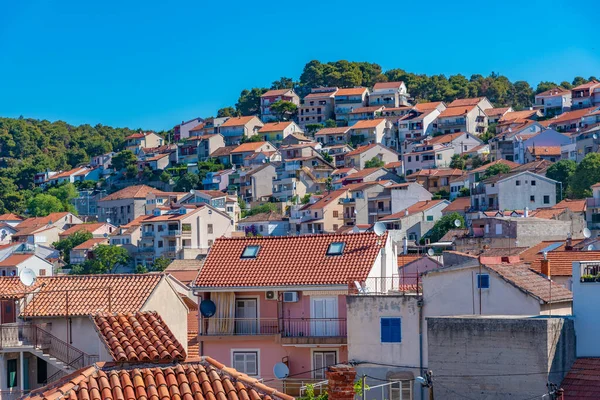 Hırvat kenti Sibenik 'teki evlerin çatıları