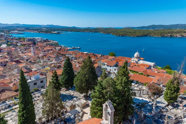 Hırvatistan 'ın Sibenik kentindeki Krka nehrinin kıyısındaki Saint James katedralinin hava manzarası