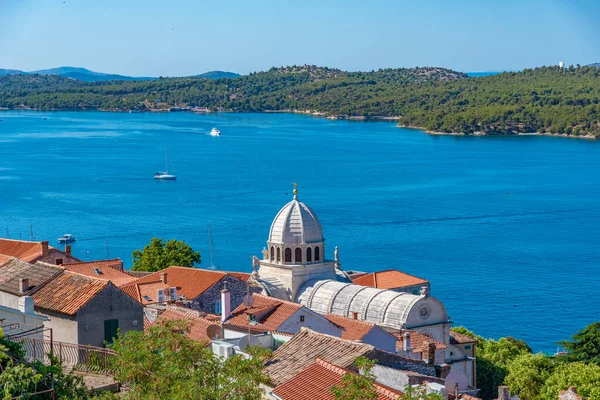 Hırvatistan 'ın Sibenik kentindeki Krka nehrinin kıyısındaki Saint James katedralinin hava manzarası