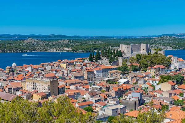 Aziz Michael 'ın kalesi ve Sveti Ante kanallı Hırvat kenti Sibenik' in hava manzarası