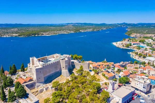Aziz Michael 'ın kalesi ve Sveti Ante kanallı Hırvat kenti Sibenik' in hava manzarası