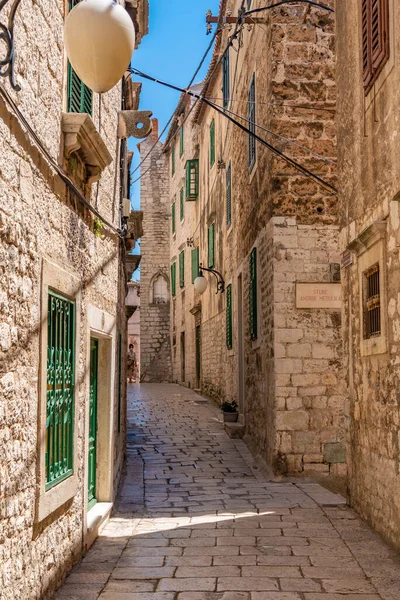 Hırvatistan 'ın eski Sibenik kentinde eski dar bir sokak