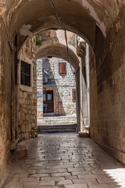 Antigua Calle Estrecha Casco Antiguo Sibenik Croacia — Foto de Stock