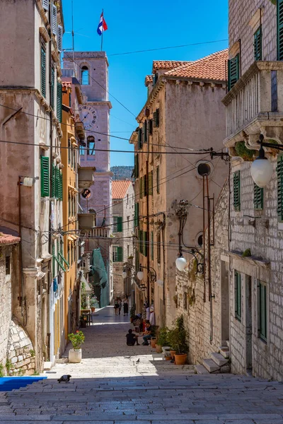 Hırvatistan 'ın eski Sibenik kentinde eski dar bir sokak