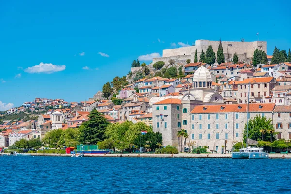 Aziz James katedrali ve Hırvatistan 'ın Aziz Michael kalesi ile Sibenik' in silueti