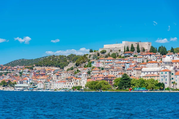 Aziz James katedrali ve Hırvatistan 'ın Aziz Michael kalesi ile Sibenik' in silueti