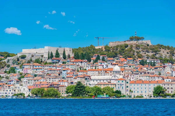 Aziz James katedrali ve Hırvatistan 'ın Aziz Michael ve Aziz John kaleleri ile Sibenik' in silueti