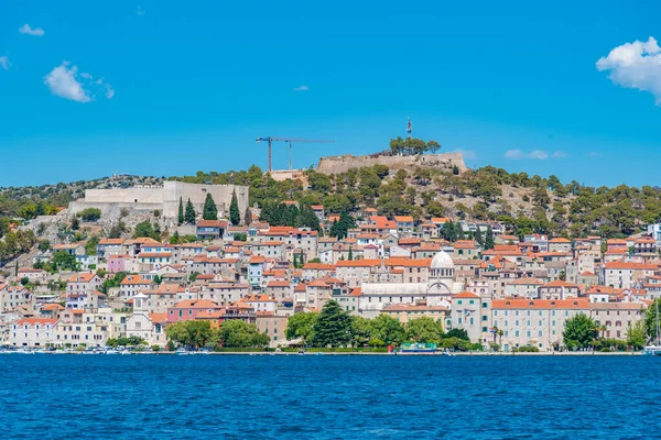 Aziz James katedrali ve Hırvatistan 'ın Aziz Michael ve Aziz John kaleleri ile Sibenik' in silueti