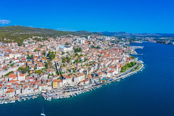 Güneşli bir günde Hırvat kenti Sibenik 'in Panoraması