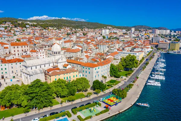 Saint James katedrali ve Hırvatistan 'ın Sibenik limanının havadan görünüşü