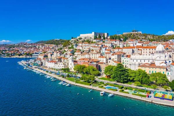 Aziz James katedrali ve Hırvatistan 'ın Aziz Michael ve Aziz John kaleleri ile Sibenik' in silueti