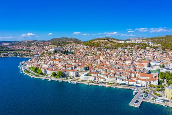 Güneşli bir günde Hırvat kenti Sibenik 'in Panoraması