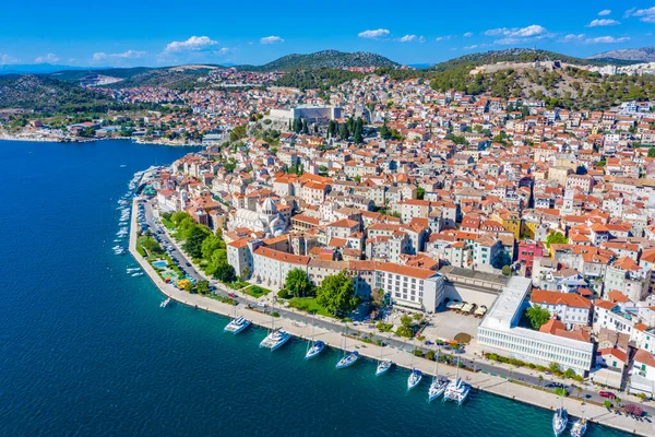 Aziz James katedrali ve Hırvatistan 'ın Aziz Michael ve Aziz John kaleleri ile Sibenik' in silueti