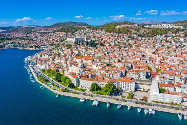 Aziz James katedrali ve Hırvatistan 'ın Aziz Michael ve Aziz John kaleleri ile Sibenik' in silueti