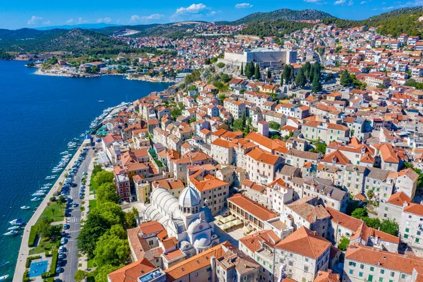 Aziz James katedrali ve Hırvatistan 'ın Aziz Michael kalesi ile Sibenik' in silueti