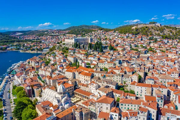 Aziz James katedrali ve Hırvatistan 'ın Aziz Michael ve Aziz John kaleleri ile Sibenik' in silueti