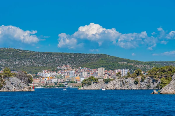 Sibenik 'i Adriyatik denizi ve Hırvatistan' a bağlayan Sveti Ante kanalındaki tekne