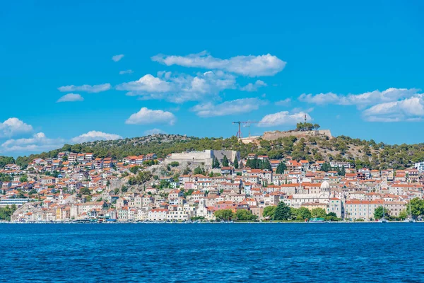 Aziz James katedrali ve Hırvatistan 'ın Aziz Michael ve Aziz John kaleleri ile Sibenik' in silueti