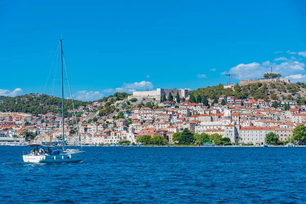 Aziz James katedrali ve Hırvatistan 'ın Aziz Michael ve Aziz John kaleleri ile Sibenik' in silueti