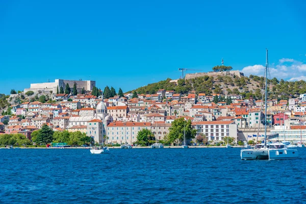 Aziz James katedrali ve Hırvatistan 'ın Aziz Michael ve Aziz John kaleleri ile Sibenik' in silueti