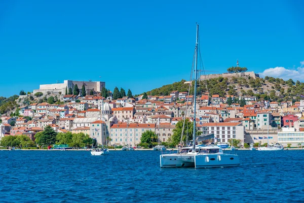 Aziz James katedrali ve Hırvatistan 'ın Aziz Michael ve Aziz John kaleleri ile Sibenik' in silueti