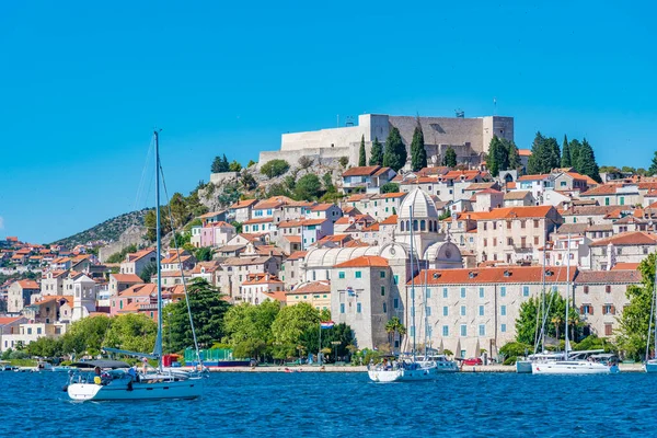 Sibenik 'in silueti ve Hırvatistan' ın Aziz Michael kalesi