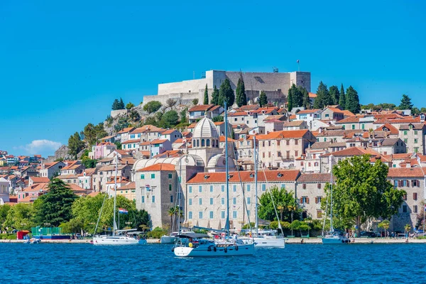 Sibenik 'in silueti ve Hırvatistan' ın Aziz Michael kalesi