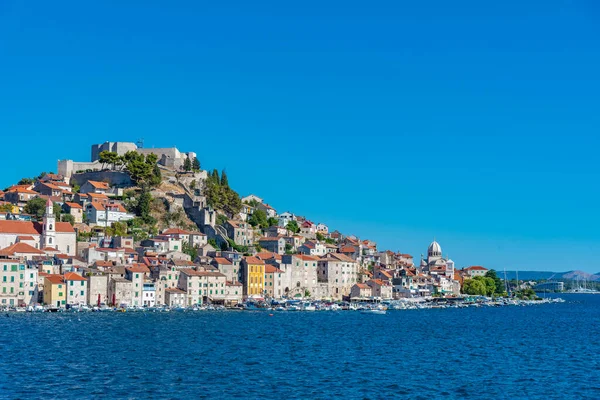 Aziz James katedrali ve Hırvatistan 'ın Aziz Michael kalesi ile Sibenik' in silueti