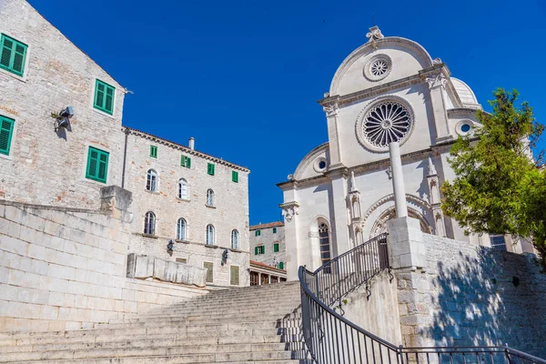 Hırvatistan 'ın Sibenik kentindeki Saint James katedraline giden merdiven.