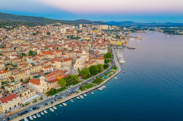 Saint James katedrali ve Hırvatistan 'ın Sibenik limanının günbatımı manzarası