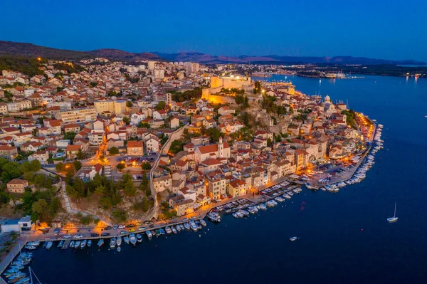 Aziz James katedrali ve Hırvatistan 'ın Saint Michael kalesi ile Sibenik' in günbatımı silüeti