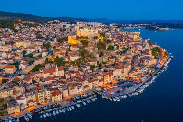 Aziz James katedrali ve Hırvatistan 'ın Saint Michael kalesi ile Sibenik' in günbatımı silüeti