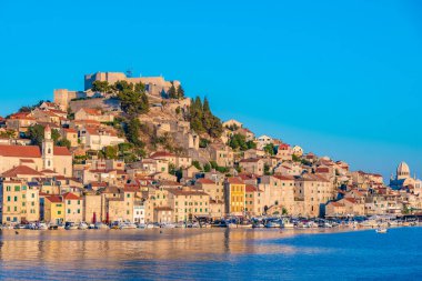 Aziz James katedrali ve Hırvatistan 'ın Aziz Michael kalesi ile Sibenik' in silueti