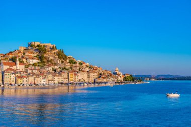 Aziz James katedrali ve Hırvatistan 'ın Aziz Michael kalesi ile Sibenik' in silueti