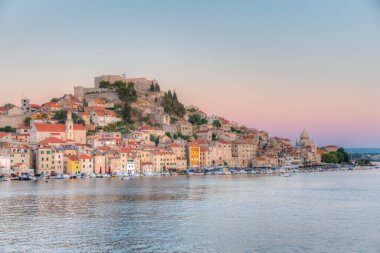 Aziz James katedrali ve Hırvatistan 'ın Saint Michael kalesi ile Sibenik' in günbatımı silüeti