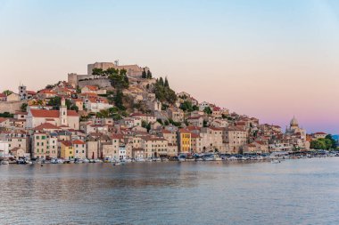 Aziz James katedrali ve Hırvatistan 'ın Saint Michael kalesi ile Sibenik' in günbatımı silüeti