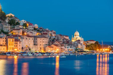 Saint James katedrali ve Hırvatistan 'ın Sibenik limanının günbatımı manzarası