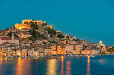 Aziz James katedrali ve Hırvatistan 'ın Saint Michael kalesi ile Sibenik' in günbatımı silüeti