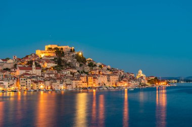 Aziz James katedrali ve Hırvatistan 'ın Saint Michael kalesi ile Sibenik' in günbatımı silüeti