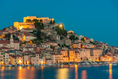 Hırvatistan 'ın Aziz Michael kalesiyle Sibenik' in günbatımı silüeti