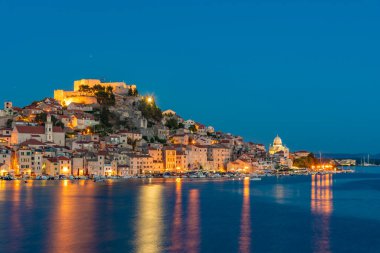 Aziz James katedrali ve Hırvatistan 'ın Saint Michael kalesi ile Sibenik' in günbatımı silüeti
