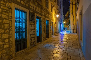 Hırvatistan 'ın eski Sibenik kentinde eski dar bir caddenin gece manzarası