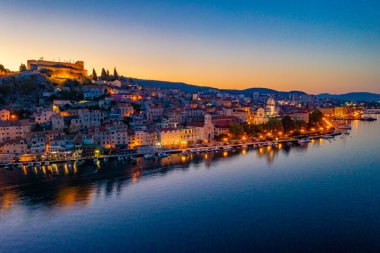 Aziz James katedrali ve Hırvatistan 'ın Aziz Michael kalesi ile Sibenik' in gündoğumu silüeti