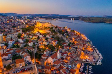 Aziz James katedrali ve Hırvatistan 'ın Aziz Michael kalesi ile Sibenik' in gündoğumu silüeti