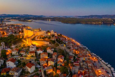 Aziz James katedrali ve Hırvatistan 'ın Aziz Michael kalesi ile Sibenik' in gündoğumu silüeti